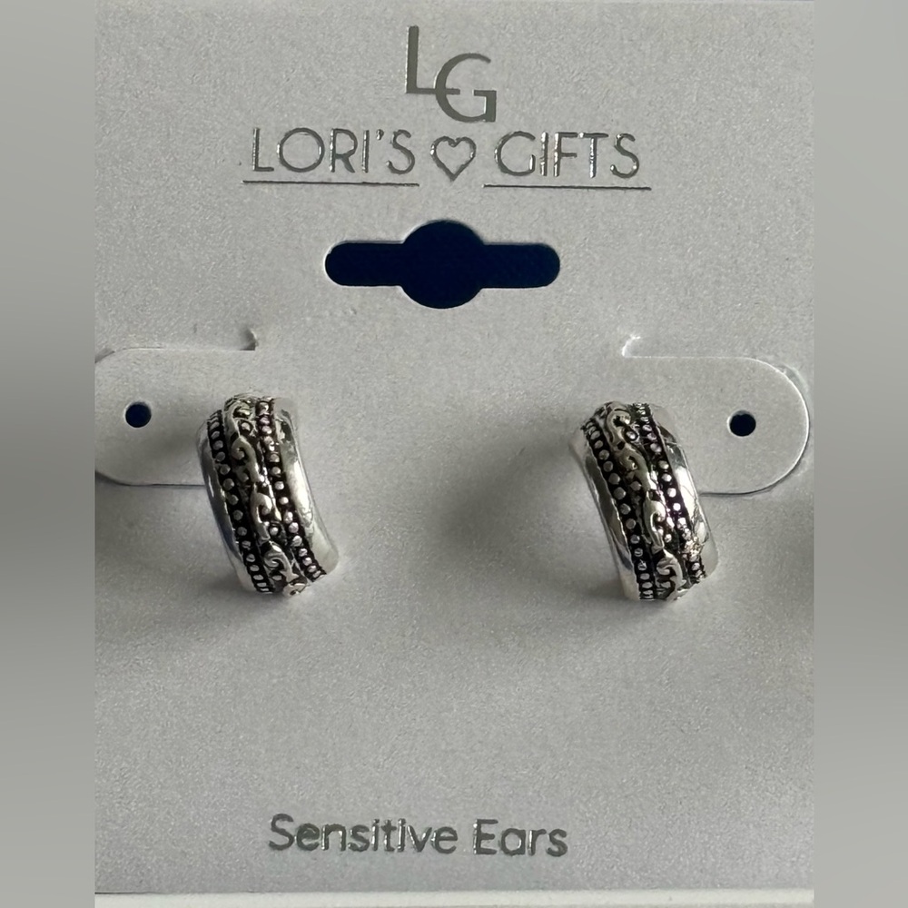 Lori’s Gifts Set of 4 Hoop Earrings: Two-Tone and Silver Huggie - Picture 5 of 6